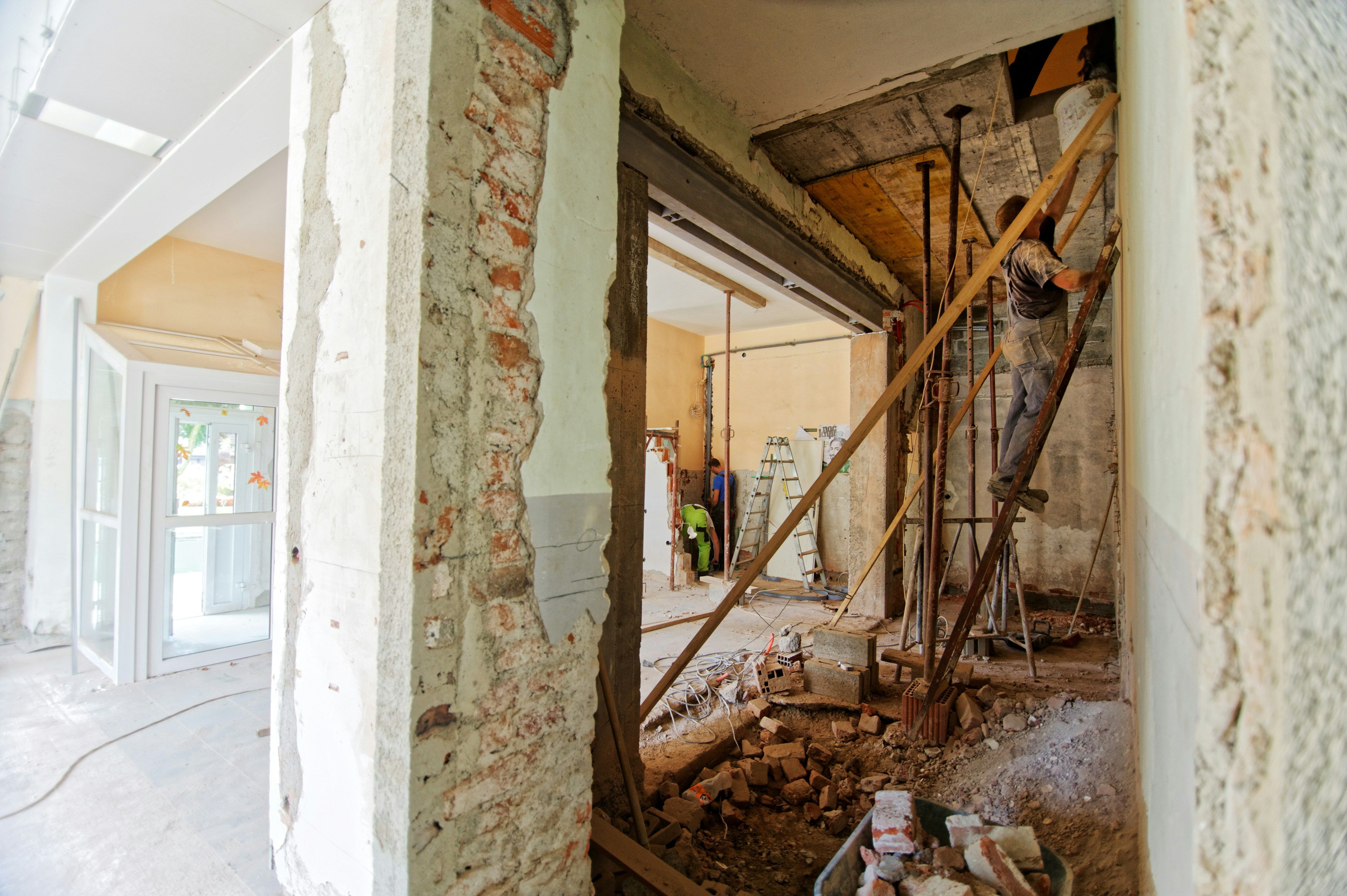 Intérieur d'une maison en plein chantier, travaux de rénovation en cours